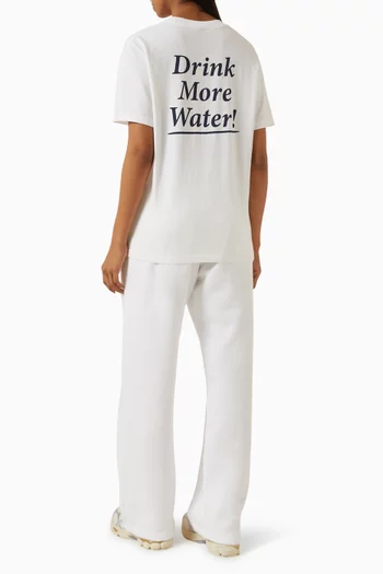 تي شيرت بقصة كلاسيكية وطبعة بشعار Drink More Water‏ قطن