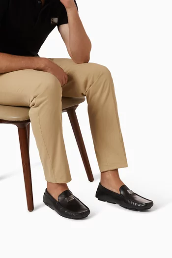 حذاء سهل الارتداء بحلية شعار الماركة جلد