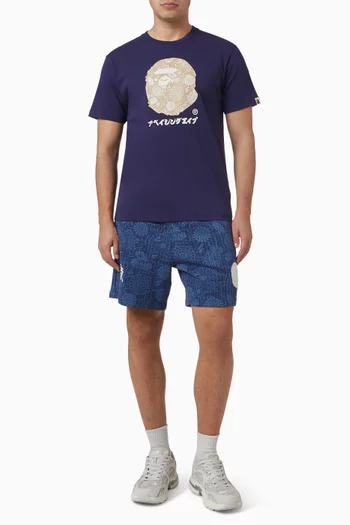 تي شيرت بطبعة مموهة وشعار by Bathing Ape باللغة اليابانية بلون أزرق نيلي قطن