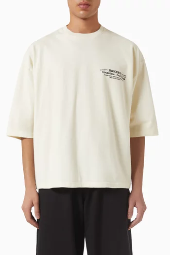 تي شيرت فضفاض وطبعة شعار الماركة قطن