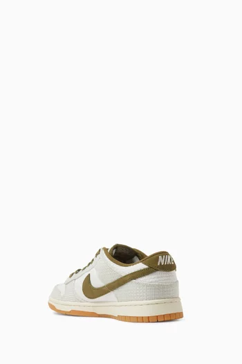 Dunk Low Retro SE Sneakers