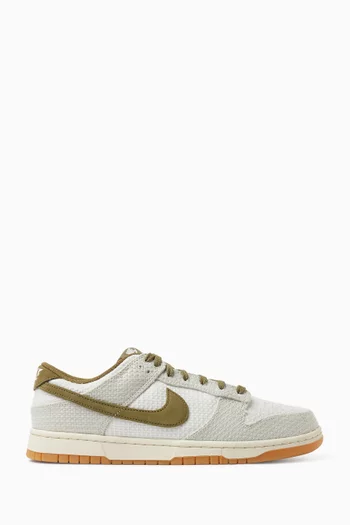 Dunk Low Retro SE Sneakers