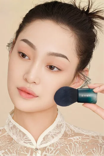 Soft Blooming On-the-Go Powder Brush