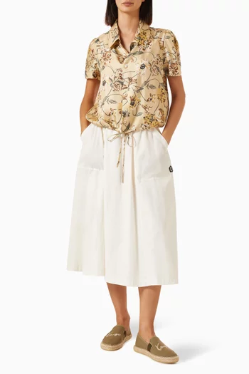 بلوزة بأكمام منفوخة ونقشة زهور برية حرير