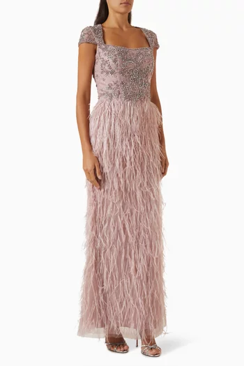 فستان سهرة بأكمام قصيرة مزين بتطريزات وريش