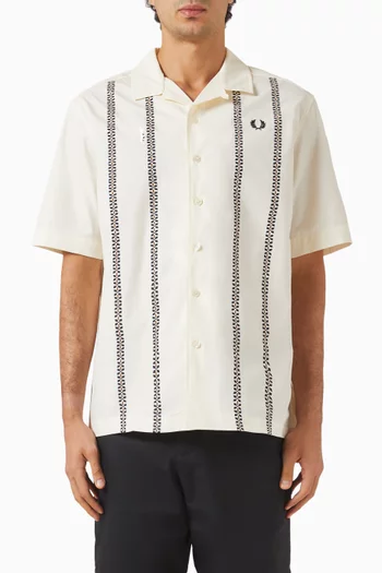 قميص بياقة مبطّنة ونقشة قطن