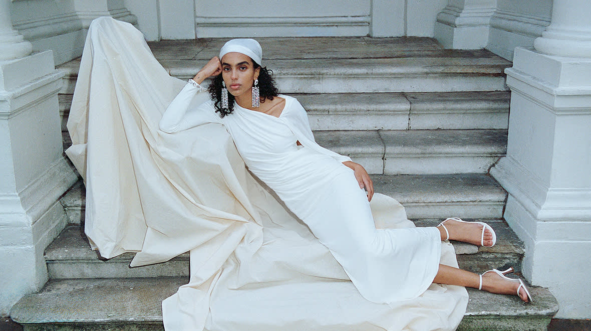 DESKTOP MODEST 2 - Nicole Shad