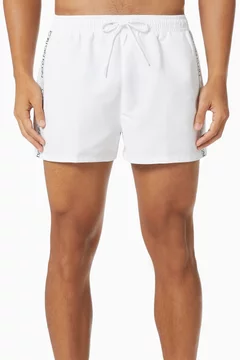 أبيض