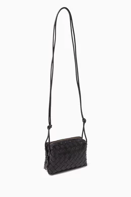 ショルダーバッグ・ポシェット BOTTEGA VENETA Black Small Loop Camera Bag ブラックスモール ループ カメラバッグ| Bottega Veneta® 日本