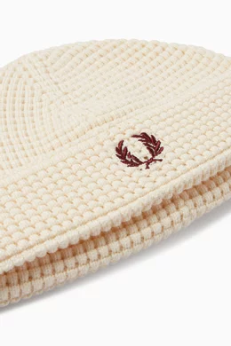 Fred Perry Waffle Knit Beanieオフホワイト Fred Perry unisex waffle knit beanie in off-white | ASOS