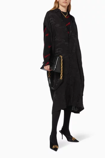 فستان من حرير التوت بشعار الماركة مكتوب باليد من الجاكار وحواف غير محاكة