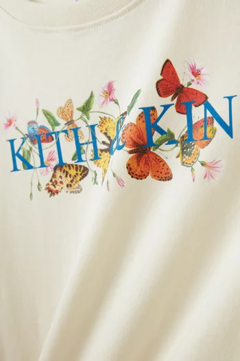 تي شيرت بطبعة شعار Kith & Kin وفراشات كلاسيكية قطن