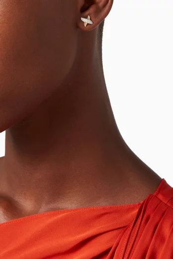 أقراط صغيرة بتصميم X مرصعة بماس بافيه ذهب أصفر عيار 18