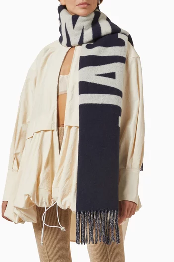 وشاح بشرّابات وشعار الماركة صوف