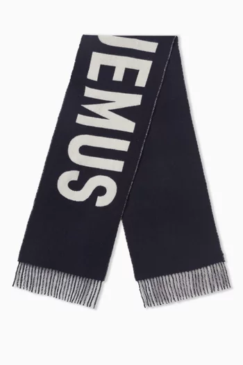 وشاح بشرّابات وشعار الماركة صوف