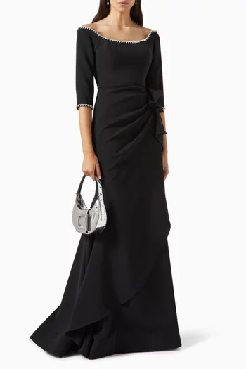 فستان طويل مطرز بالكريستال