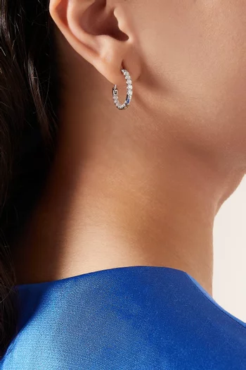 أقراط دائرية بتصميم هلال مرصعة بالماس ذهب أبيض عيار 18