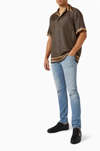 بنطال جينز بقصة ضيقة وتصميم ممزق