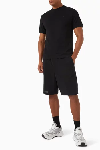 تي شيرت مزين بشعار الماركة الشهير قطن جيرسيه عضوي