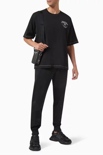 تي شيرت بطبعة شعار الماركة وحرفي DG جيرسيه