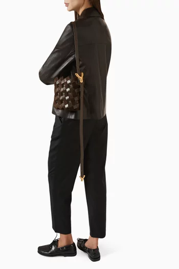 حقيبة باكيت بحلي معدنية بحرفي YY جلد عجل مجدول