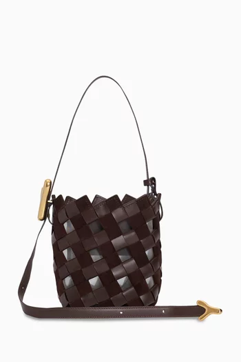 حقيبة باكيت بحلي معدنية بحرفي YY جلد عجل مجدول