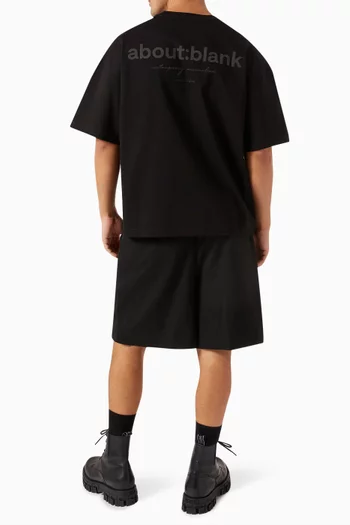 تي شيرت بقصة مربعة وشعار الماركة قطن جيرسيه