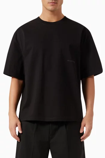 تي شيرت بقصة مربعة وشعار الماركة قطن جيرسيه