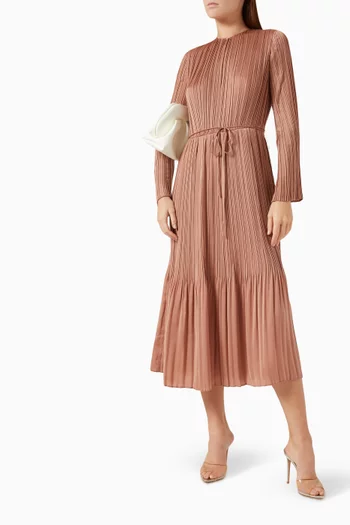 فستان متوسط الطول بأكمام طويلة وطيّات ستان