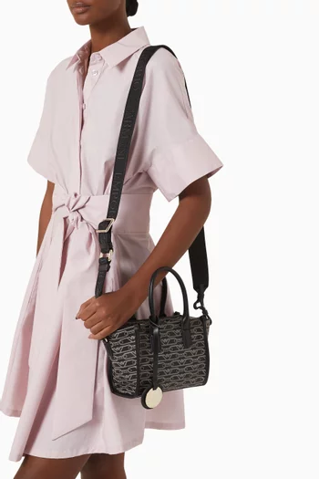 حقيبة يد بنقشة شعار الماركة