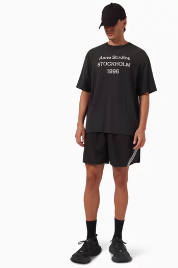 تي شيرت بشعار الماركة مزيج قطن