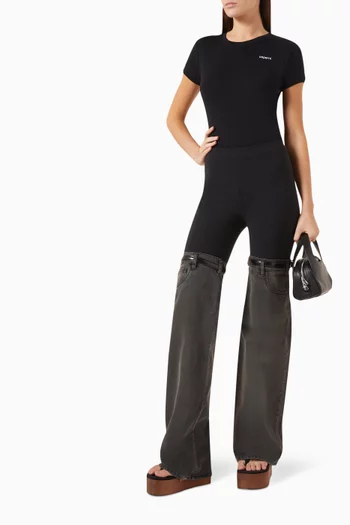 تي شيرت بقصة ضيقة وشعار الماركة قطن