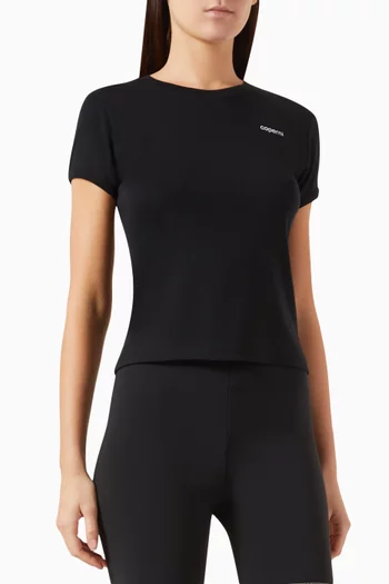 تي شيرت بقصة ضيقة وشعار الماركة قطن