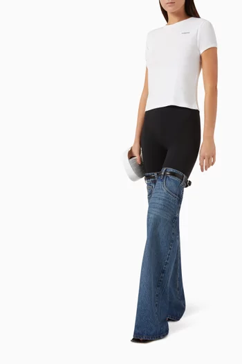 تي شيرت بقصة ضيقة وشعار الماركة قطن