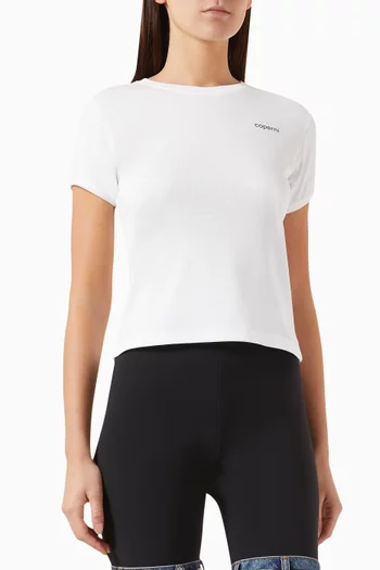 تي شيرت بقصة ضيقة وشعار الماركة قطن