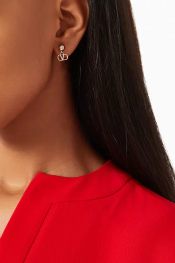 أقراط فالنتينو غارافاني بشعار حرف V مرصع بكريستال سواروفسكي معدن بلون فضي