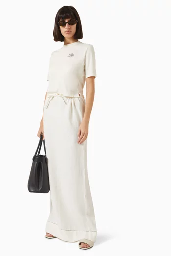 تنورة طويلة بتطريز شعار الماركة كتان