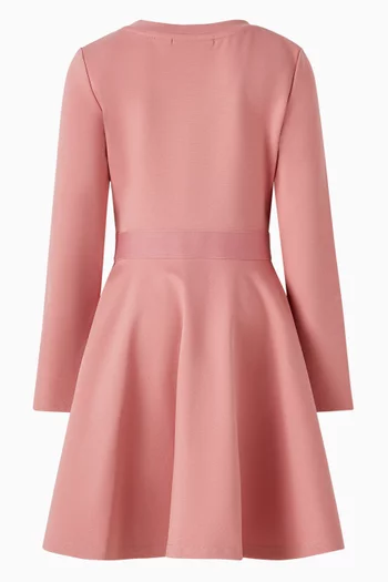 فستان بقصة واسعة وشريط بشعار الماركة