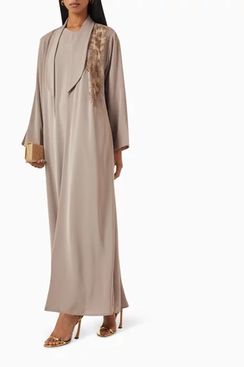 طقم عباية مزين بتطريزات