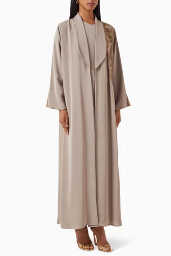 طقم عباية مزين بتطريزات