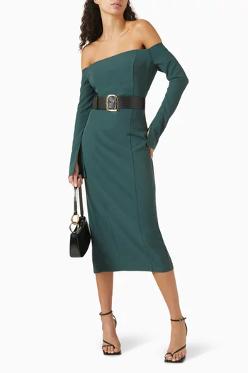 فستان بأكتاف مكشوفة وحزام