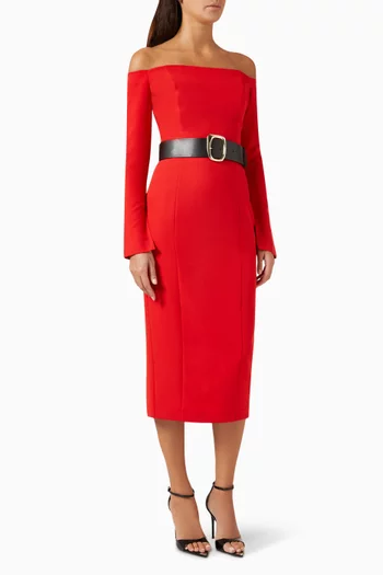 فستان بأكتاف مكشوفة وحزام