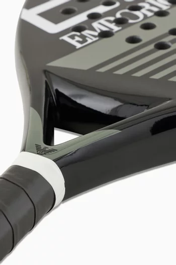 مضرب بادل وحقيبة بشعار الماركة