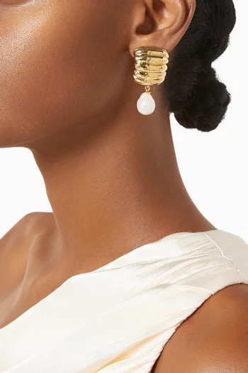 Ribbed Pearl Clip Earrings in 22kt Gold-plated Brass