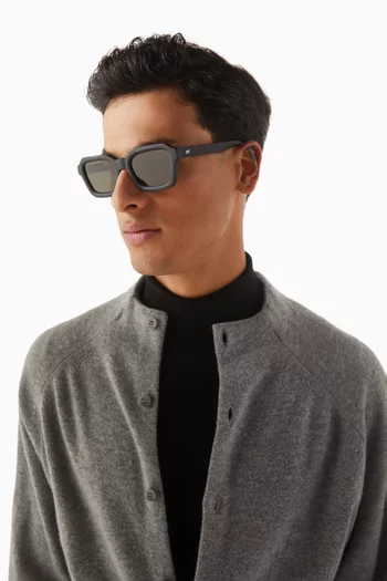 نظارة شمسية ايمبوسيبل بتصميم مربع