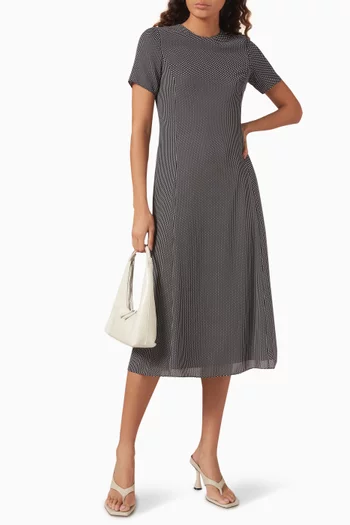 فستان متوسط الطول بقصة واسعة