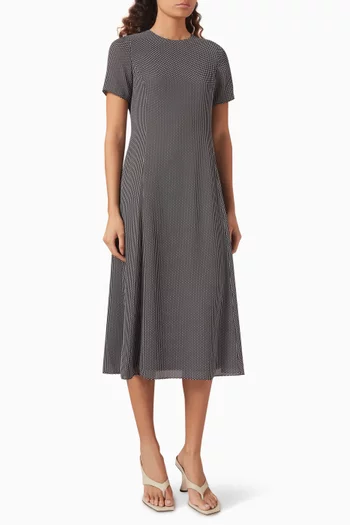 فستان متوسط الطول بقصة واسعة