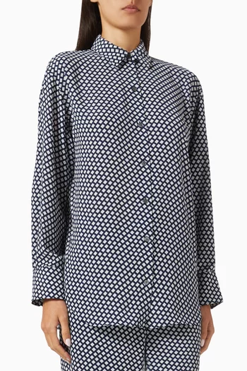 قميص بقصة بويفريند ونقشة هندسية