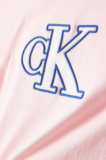 تي شيرت بشعار الماركة وقصة مربعة قطن