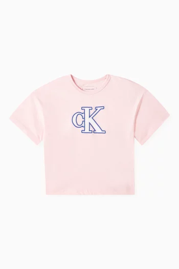 تي شيرت بشعار الماركة وقصة مربعة قطن